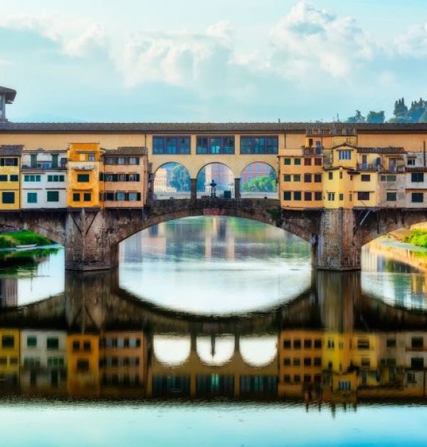 Ponte-Vecchio-Florence-Italy-Arno-river-daylight